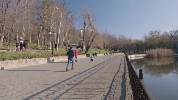 Dezembro 2021 Kishinev República Moldávia Pessoas Gostam Dia Ensolarado Parque — Vídeo de Stock