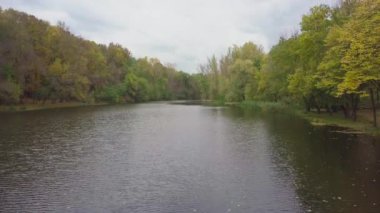 Parktaki göl üzerinde insansız hava aracı ile hava görüntüsü. Çok iyi korunan bir göl. Güzel sonbahar manzarası.