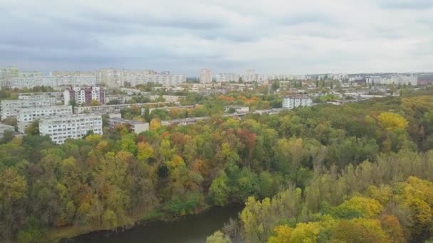 空中飞越一片繁茂的秋天的森林 俯瞰着城市的建筑 Kishinev 摩尔多瓦 — 图库视频影像