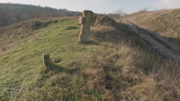 Vieja Cruz Piedra Antigua Cruz Tumba Fie Verde — Vídeo de stock