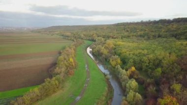 Yukarıdan güzel bir kırsal manzara görüntüsü. Moldova Cumhuriyeti.