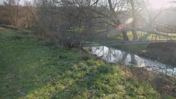 Kamera Läuft Über Eine Brücke Auf Einem Kleinen Fluss Steadicam — Stockvideo