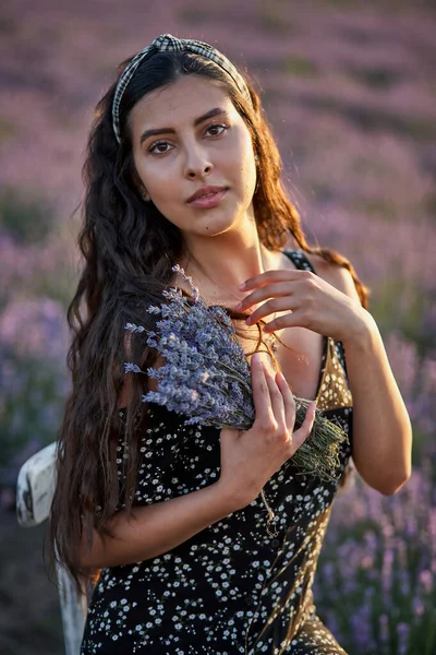 Φωτογραφία Της Καυκάσιας Νεαρής Γυναίκας Φόρεμα Που Κρατά Μπουκέτο Λουλούδια — Φωτογραφία Αρχείου