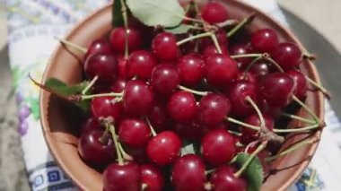 Masada hızlı dönen bir tatlı kiraz kasesi var..