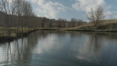 Parkta küçük bir göl. Baharın başlarında.