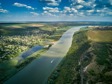 Muhteşem Dnister nehri boyunca uçun, yemyeşil orman ve köy. Moldova, Avrupa. Peyzaj fotoğrafçılığı.