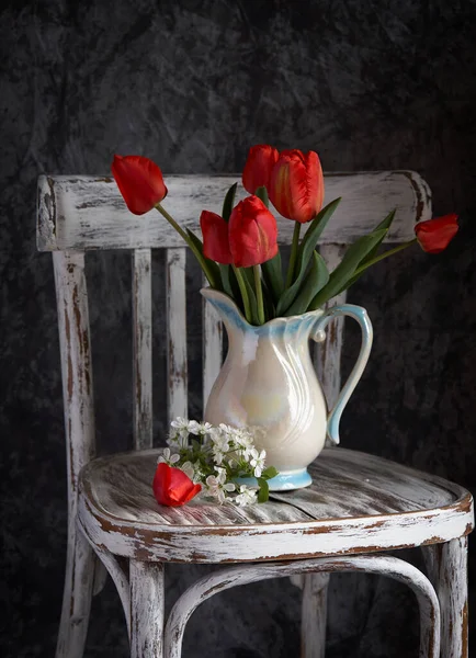 Ramo Tulipanes Rojos Jarrón Blanco Sobre Cher Vintage San Valentín — Foto de Stock