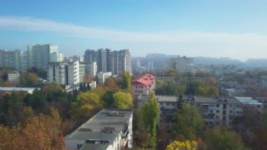 Kishinev 'deki İHA uçuşu. Moldova Cumhuriyeti 'nin Kishinev binalarının üzerinde insansız hava aracı uçuyor.
