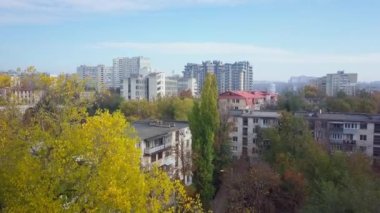 Kishinev 'deki İHA uçuşu. Moldova Cumhuriyeti 'nin Kishinev binalarının üzerinde insansız hava aracı uçuyor.