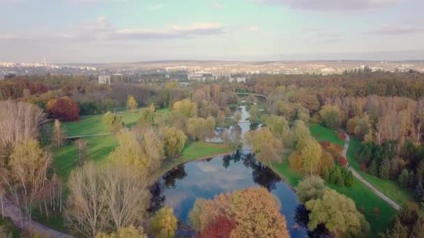 Widok z lotu ptaka nad miastem, Dom położony w środku parku. Pięknie chronione jezioro. Miasto Kiszyniów widziane z góry. Piękny jesienny krajobraz. — Wideo stockowe