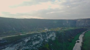 Kilise ve köyle birlikte kırsal arazinin hava görüntüsü. Moldova Cumhuriyeti. Butuceni Köyü, Yaşlı Orhei.