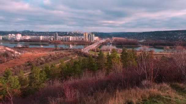 Most przez rzekę. Widok na most nad Dniestrem. Republika Mołdowy. — Wideo stockowe