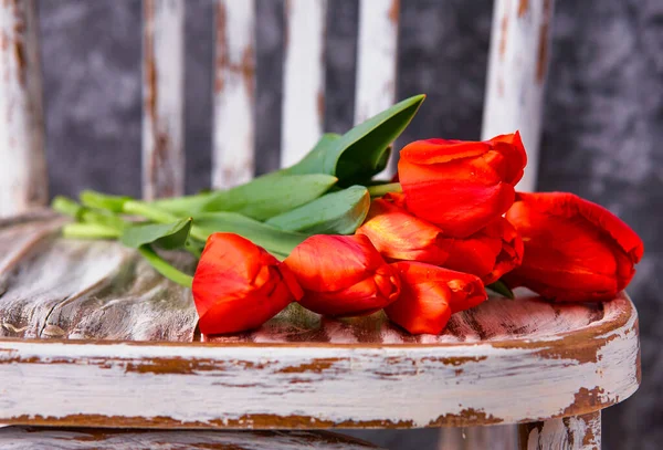 Červené Tulipány Dřevěné Vinobraní Staré Bílé Židle — Stock fotografie