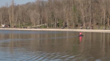 Göldeki Kanolar. Şehir parkındaki gölde kayak yapan turistler.