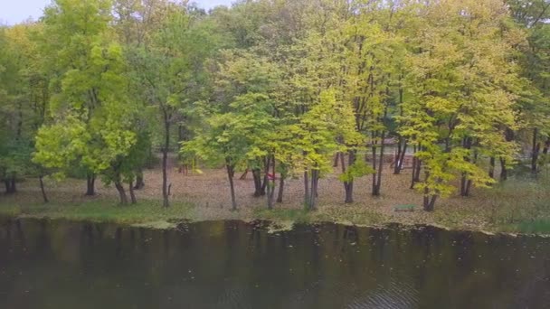 Luchtfoto met drone over het meer van het park. Prachtig beschermd meer. Prachtig herfstlandschap. — Stockvideo