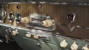 Kishinev, Moldova, 5 Kasım 2020: Şehirde eski bir eski araba. Siyah GAZ-13 SSCB Rus arabası. Efsane, öne..
