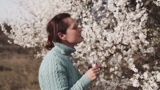 Wanita Muda Yang Cantik Tengah Tengah Pohon Musim Semi Mekar — Stok Video