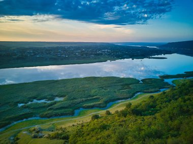 Güneşin doğuşundaki nehrin güzel manzarası. Açık hava eğlencesi. Dniester Panoraması.