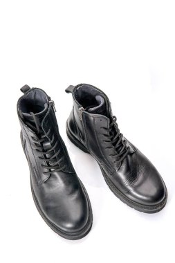 İzole edilmiş beyaz arka plandan güzel ve rahat kış erkek ayakkabıları..