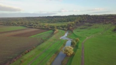Yukarıdan güzel bir kırsal manzara görüntüsü. Moldova Cumhuriyeti.