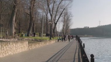Aralık, 5. 2021 yılı. Kishinev, Moldova Cumhuriyeti. İnsanlar parkta güneşli bir günün tadını çıkarır..