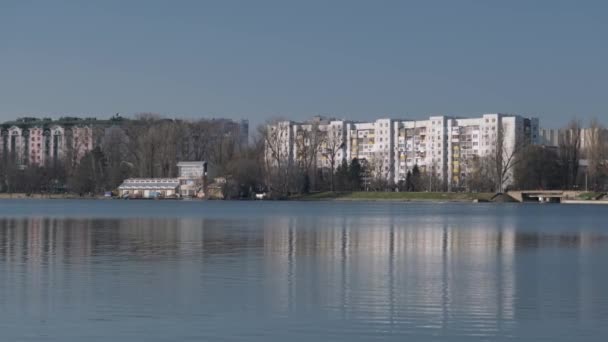 观景基希讷夫市对面的湖中城市公园 — 图库视频影像