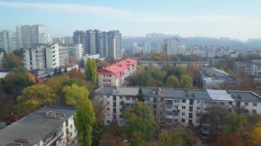 Kishinev 'deki İHA uçuşu. Moldova Cumhuriyeti 'nin Kishinev binalarının üzerinde insansız hava aracı uçuyor.