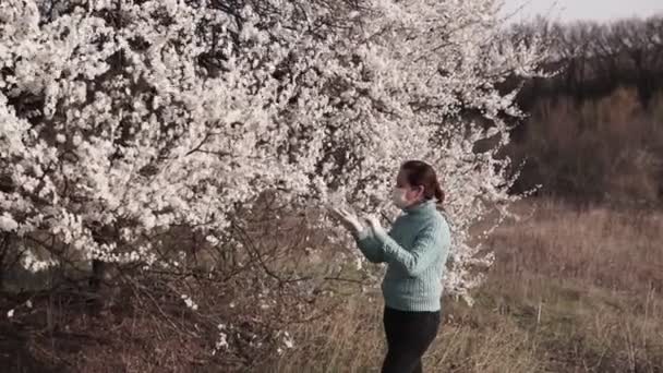Όμορφο Νεαρό Θηλυκό Μέσα Στο Ανοιξιάτικο Δέντρο Ανθίζει Στον Κήπο — Αρχείο Βίντεο
