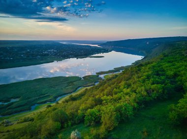 Güneşin doğuşundaki nehrin güzel manzarası. Açık hava eğlencesi. Dniester Panoraması.