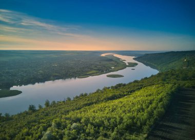 Güneşin doğuşundaki nehrin güzel manzarası. Açık hava eğlencesi. Dniester Panoraması.