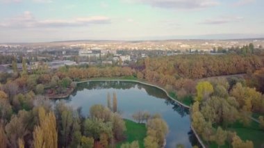 İHA 'lı bir hava aracı, parkın ortasındaki bir ev. Çok iyi korunan bir göl. Chisinau şehri yukarıdan görüldü. Güzel sonbahar manzarası.