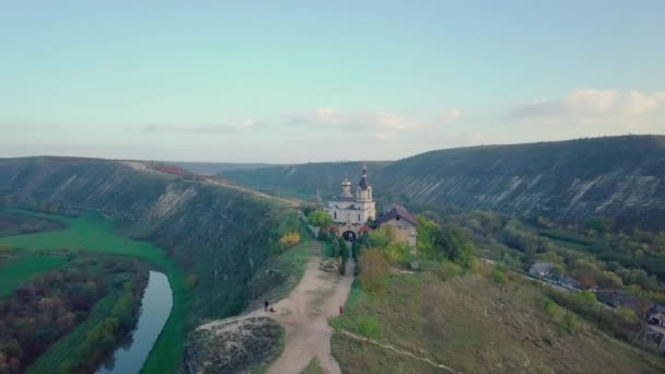 空中拍摄的乡村风景与教堂和村庄 摩尔多瓦共和国 老Orhei Butuceni村 — 图库视频影像