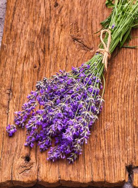 Tahtada bir demet lavanta çiçeği