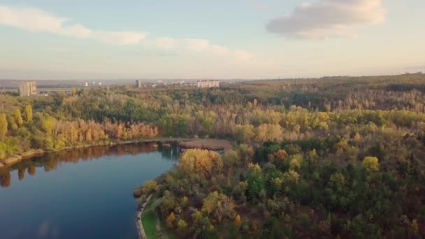 Aerial view with drone over a city, House located in the middle of the park. Beautifully protected lake. The city of Chisinau seen from above. Beautiful autumn landscape. — Stock Video