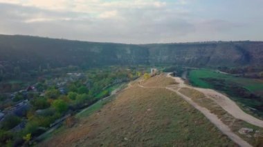 Kilise ve köyle birlikte kırsal arazinin hava görüntüsü. Moldova Cumhuriyeti. Butuceni Köyü, Yaşlı Orhei.