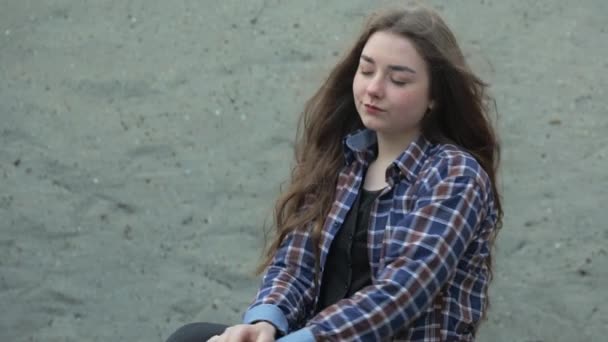 Acercamiento Retrato Chica Pie Viento Breeze Está Jugando Con Pelo — Vídeos de Stock