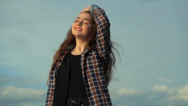 Close Portret Van Meisje Dat Wind Staat Breeze Spelen Met — Stockvideo