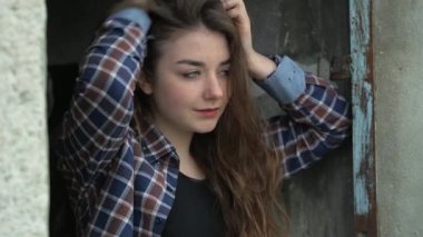 Rüzgarda dikilen kızın portresi. Breeze kızların saçlarıyla oynuyor..