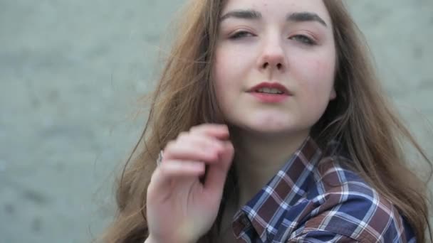 Acercamiento Retrato Chica Pie Viento Breeze Está Jugando Con Pelo — Vídeo de stock
