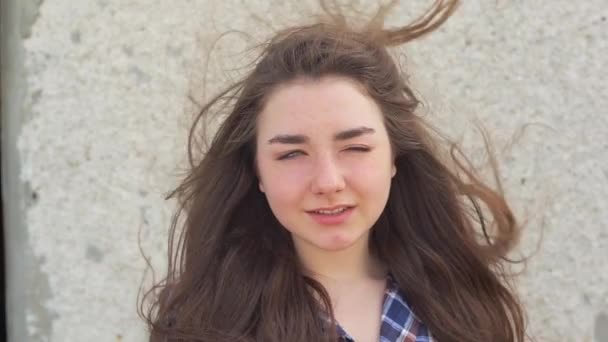 Nahaufnahme Porträt Eines Mädchens Das Auf Dem Wind Steht Brise — Stockvideo