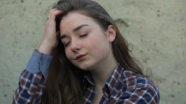 Rüzgarda dikilen kızın portresi. Breeze kızların saçlarıyla oynuyor..