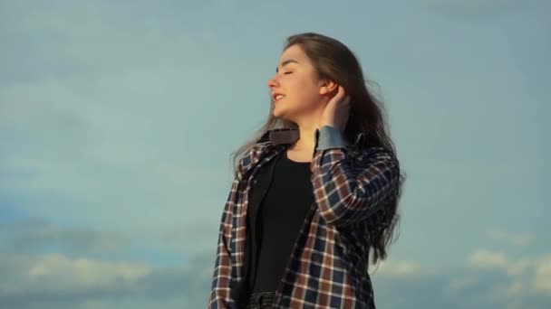 Közelíts Szélben Álló Lányra Szellő Játszik Lányokkal Haj — Stock videók