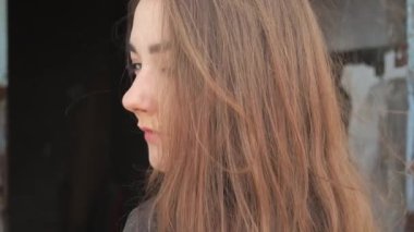 Rüzgarda dikilen kızın portresi. Breeze kızların saçlarıyla oynuyor..