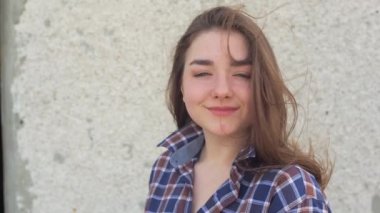 Rüzgarda dikilen kızın portresi. Breeze kızların saçlarıyla oynuyor..