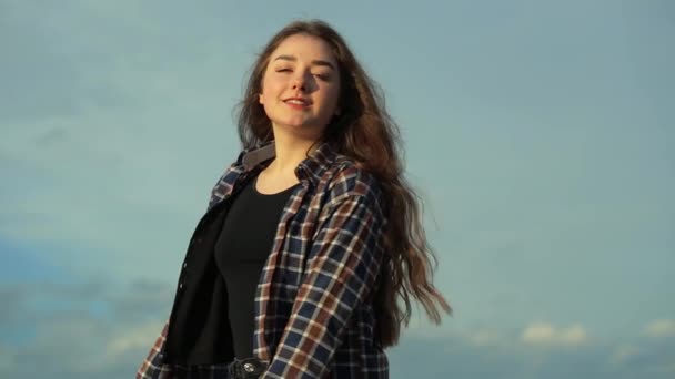 Rüzgarda Dikilen Kızın Portresi Breeze Kızların Saçlarıyla Oynuyor — Stok video