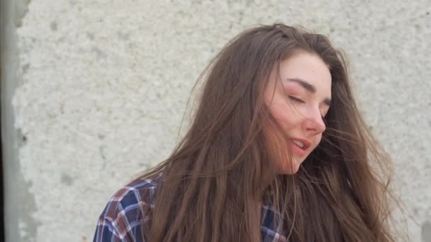 Feche Retrato Menina Sobre Vento Breeze Está Brincando Com Cabelo — Vídeo de Stock