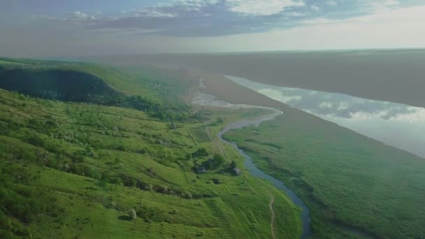 日の出にドニエスター川の上空の無人機の飛行 モルドバ共和国 川の上に美しい日の出 Dniester — ストック動画