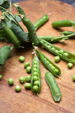 Tahtada taze bezelye kabukları.