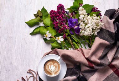 Beyaz arka planda Kahve ve Farklı Leylak Çiçekleri