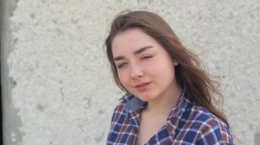 Rüzgarda dikilen kızın portresi. Breeze kızların saçlarıyla oynuyor..